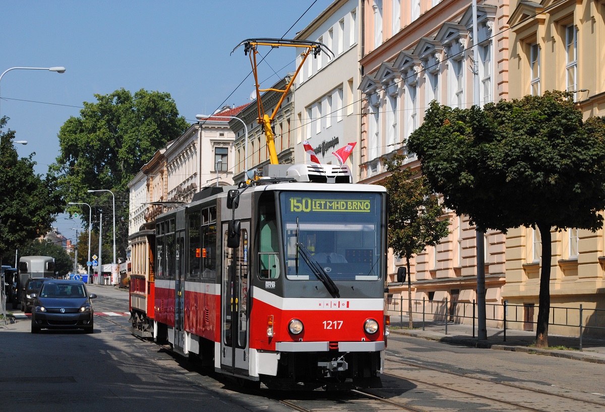 T6A5 1217 schleppt den historischen Tw.10 durch die Veveri ulice zur Fahrzeugparade in Richtung Moravske nam. (31.08.2019)