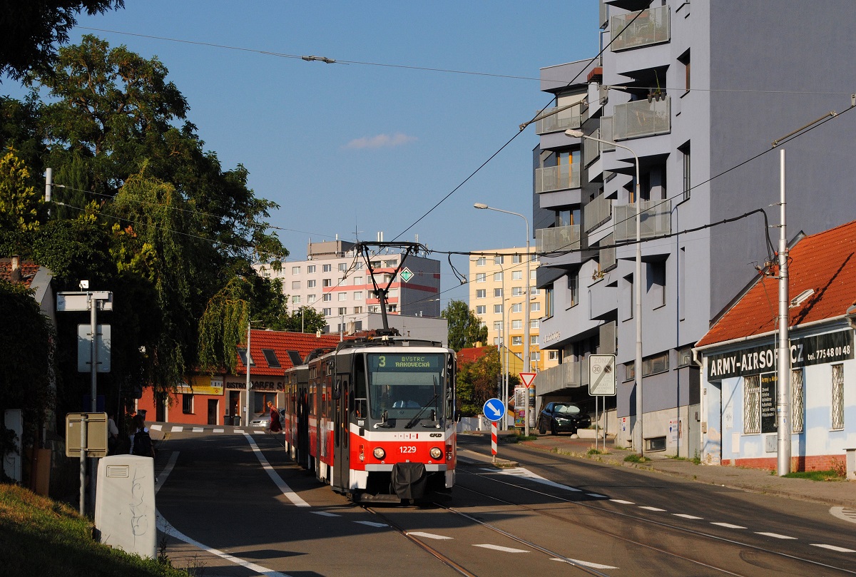 T6A5 1229 + 1230 (ex. Prag 8686 + 8672) auf der Fahrt nach Bystrc - Rakovecka am  Rosickeho nam. (22.07.2022)