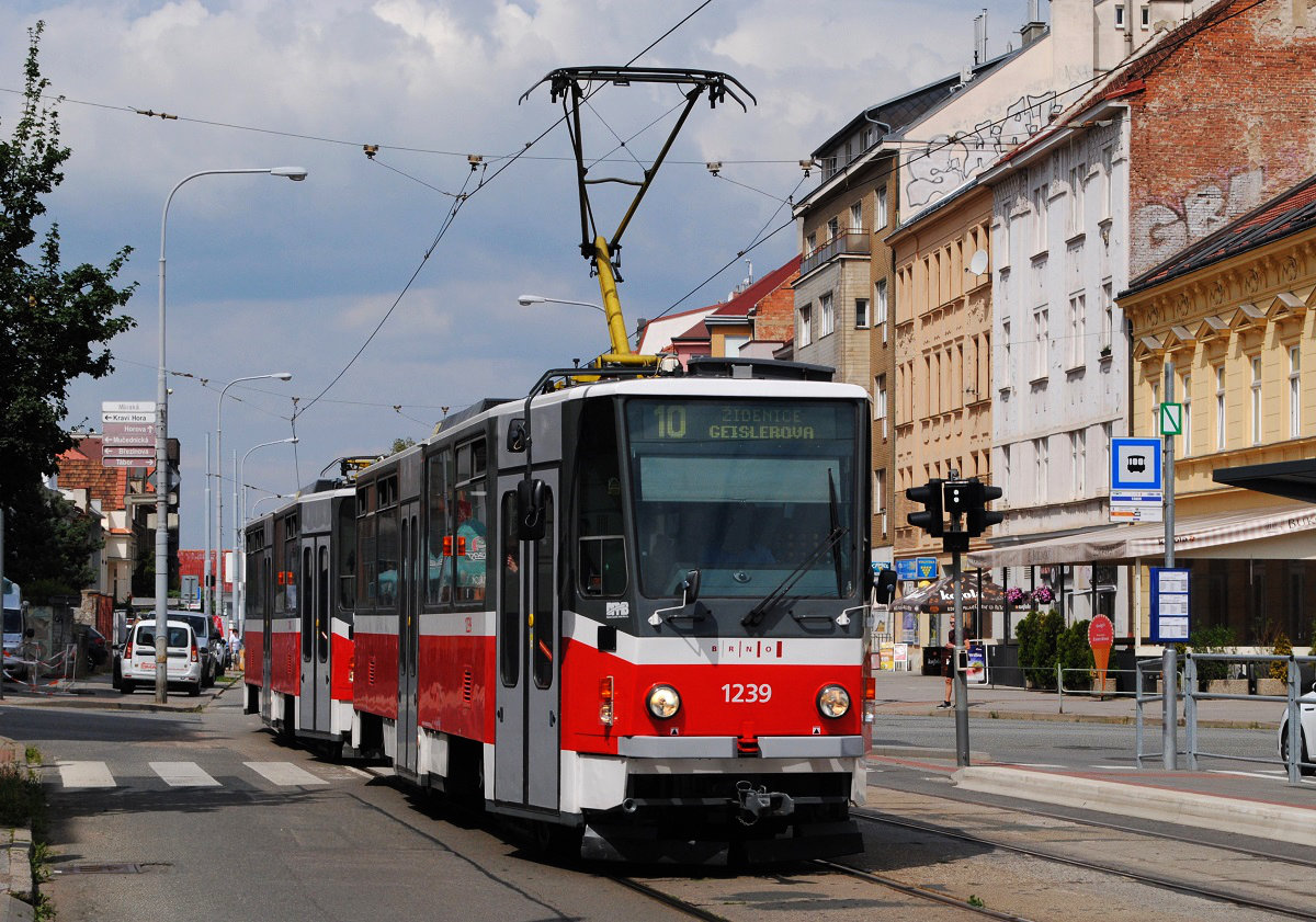 T6A5 1239 + 1240 (ex. Prag 8713 + 8699) als Linie 10 in der Veveri ul. kurz vor der Haltestelle Tabor. (01.08.2022)