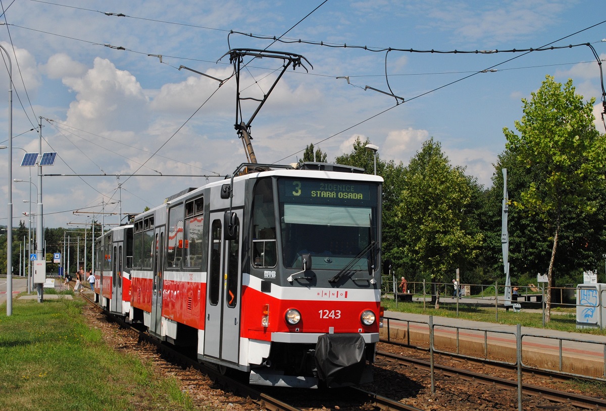 T6A5 1243 + 1244 (ex. Prag 8714 + 8723) kurz hinter der Haltestelle Zoologicka zahrada auf der Fahrt ins Stadtzentrum. (15.08.2022)