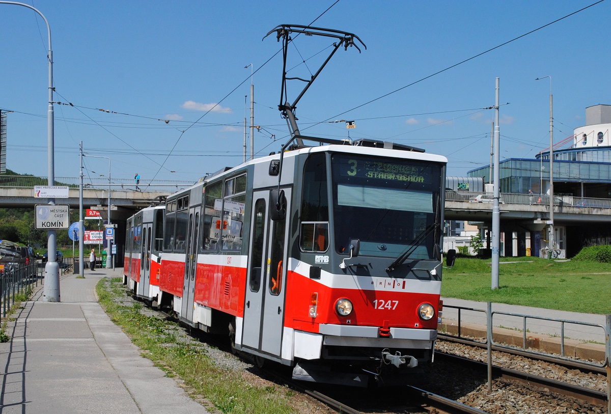 T6A5 1247 + 1248 (ex. Prag 8742 + 8727) kurz hinter der Haltestelle Vozovna Komin. (09.05.2024)