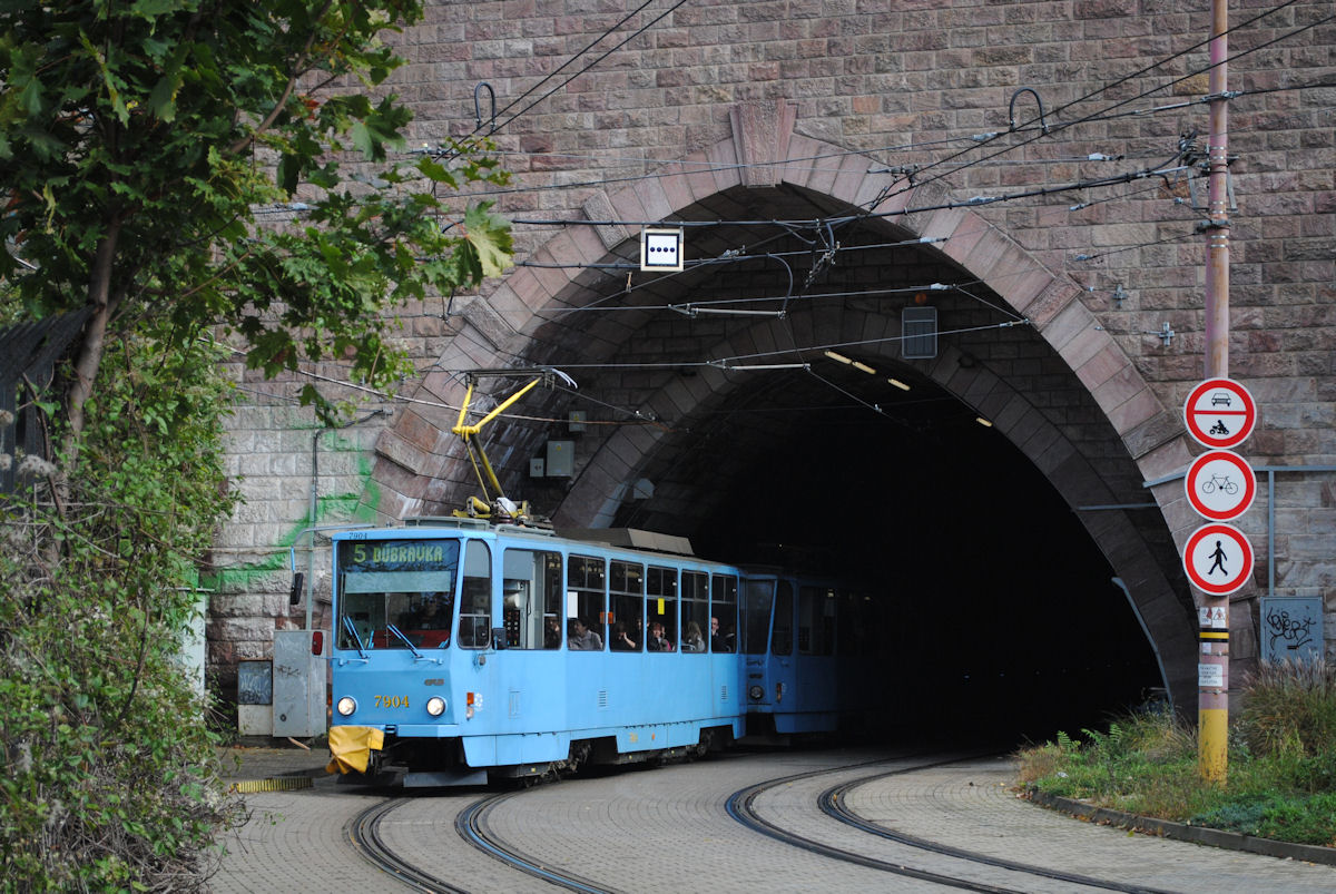 T6A5 7904+7905 bei der Ausfahrt aus dem 1949 fertiggestellten Tunnel unter dem Burgberg.Dieser Tunnel diente zuerst dem Stra�enverkehr,nach Neubau einer Umfahrung f�r den Individualverkehr verlegte man Gleise f�r die Stra�enbahn,die ihn seit 1983 als einziges Verkehrsmittel ben�tzt.(11.10.2013)