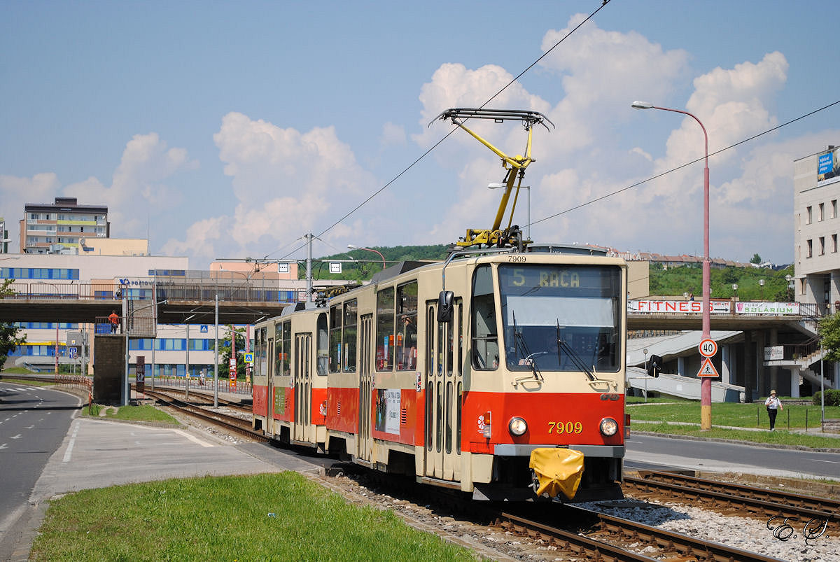 T6A5 7909 + 7910 bei der Ausfahrt aus der Haltestelle Jurigovo nam. (02.05.2014)