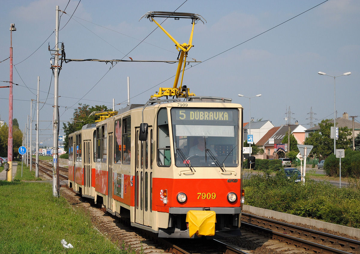 T6A5 7909 + 7910 fahren durch die Račianska ulica stadteinwärts und erreichen demnächst den Betriebsbahnhof Krasnany. (27.08.2015)