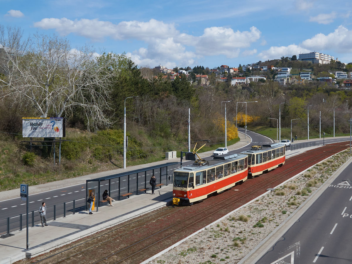 T6A5 7909 und 7910 der Straßenbahn Bratislava waren am 07.04.2022 als Linie 4 von Nové Mesto nach Dúbravka unterwegs. An der Haltestelle Botanická záhrada ist die Strecke als Schnellstraßenbahn ausgeführt und die Haltestelle nur über Überführungen erreichbar.