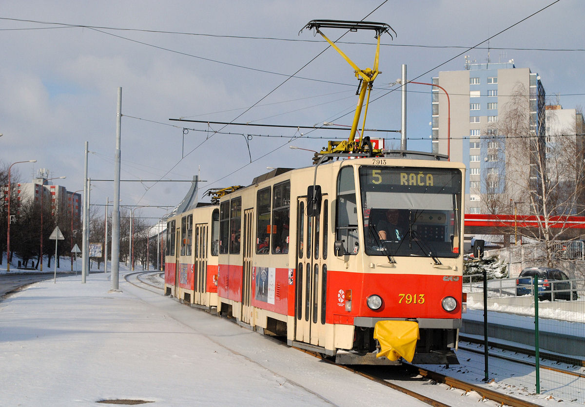T6A5 7913+7914 erreichen in Kürze die Haltestelle Svantnerova.(31.12.2014)