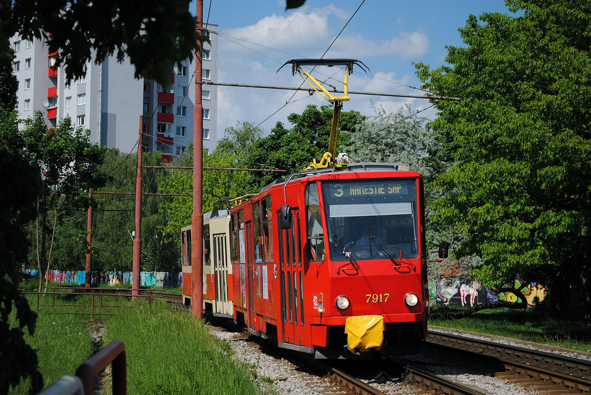 T6A5 7917 +7918 bei der Einfahrt in die Haltestelle Heckova. ( 07.05.2016 ) 