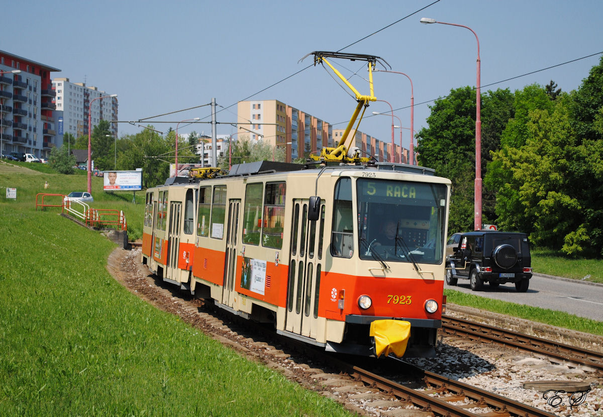 T6A5 7923 + 7924 in der Karloveska ulica zwischen den Haltestellen Segnerova und Jurigovo nam. (02.05.2014)