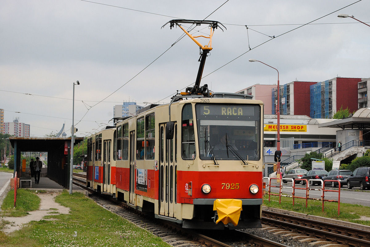 T6A5 7925+7926 verlassen gerade die Haltestelle Damborskeho. (25.05.2015)