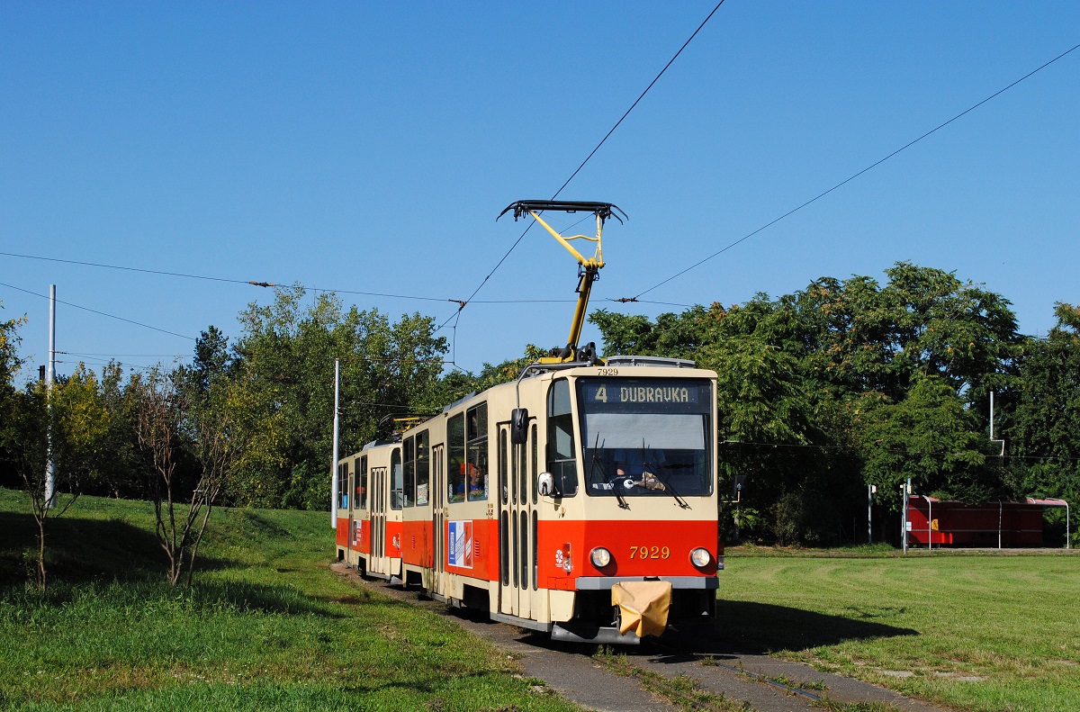 T6A5 7929 + 7930 verlassen die Endschleife Nove Mesto. (08.09.2023)