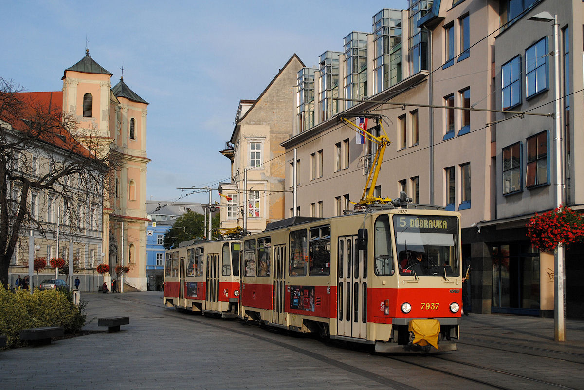 T6A5 7937 + 7938 in der Kapucinska auf der Fahrt nach Dubravka. (26.10.2017)