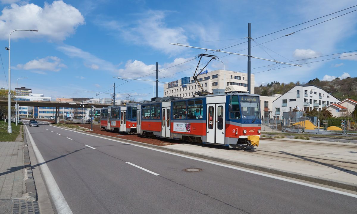 T6A5 7947 und 7948 der Straßenbahn Bratislava waren am 07.04.2022 als Linie 4 von Dúbravka nach Nové Mesto unterwegs. Kurz vor der Haltestelle Alexyho wird der Stadtteil Podvornice durchfahren.