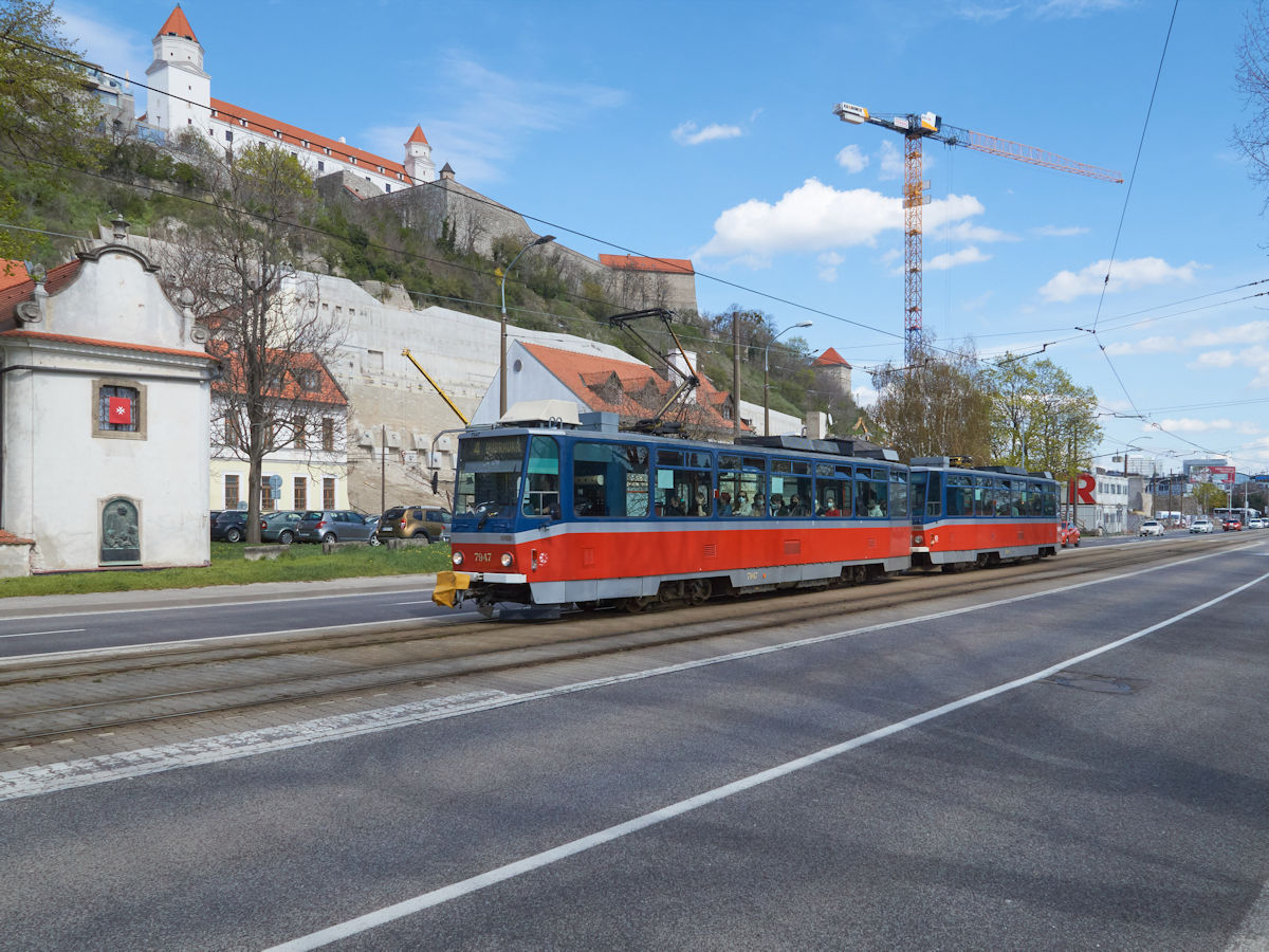 T6A5 7947 und 7948 der Straßenbahn Bratislava waren am 07.04.2022 als Linie 4 von Nové Mesto nach Dúbravka unterwegs. Zwischen den Haltestellen Most SNP und Chatam Sófer hat man einen schönen Blick auf die Burg.