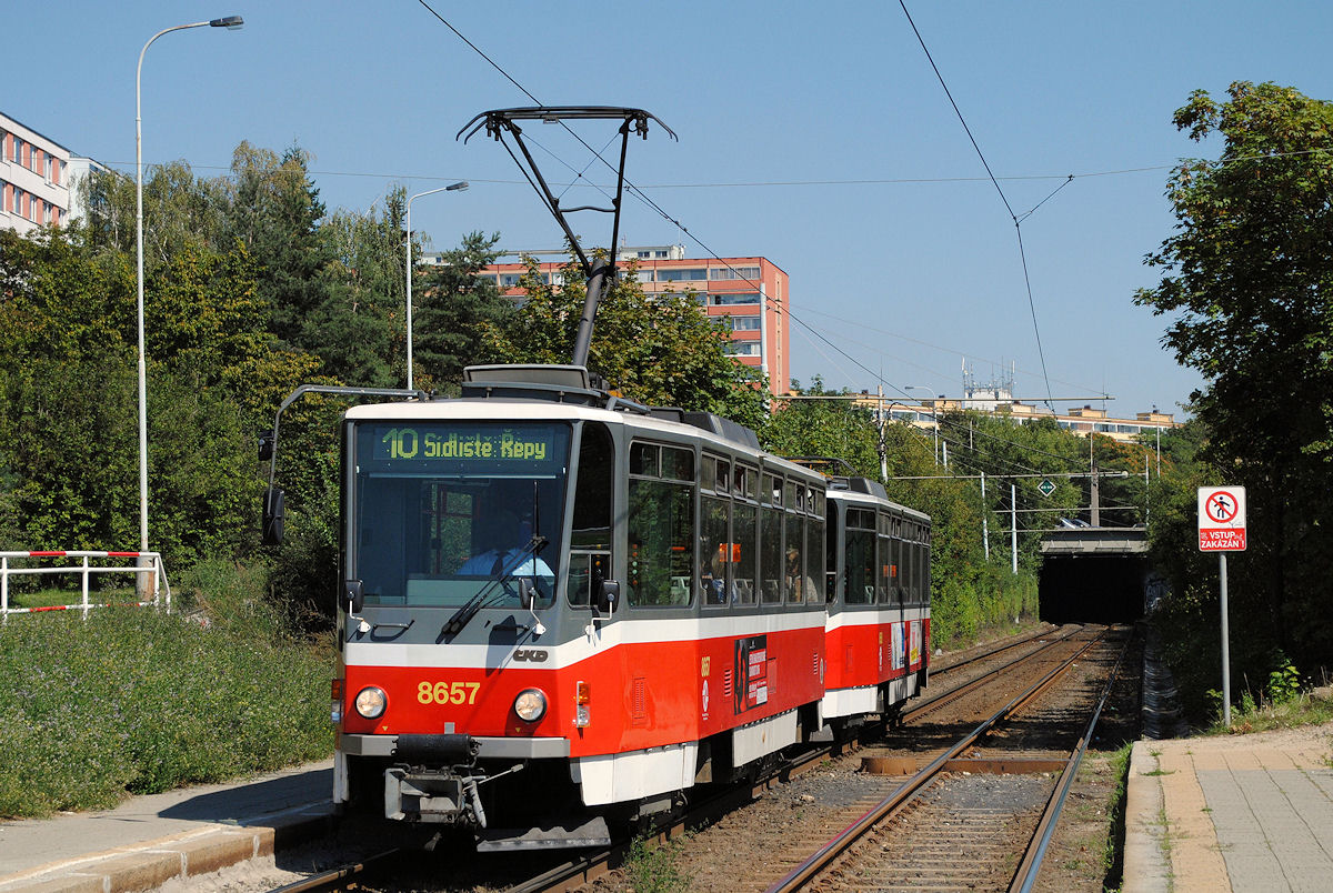 T6A5 8657 + 8658 bei der Einfahrt in die Haltestelle Stepnica. ( 24.08.2016 ) 