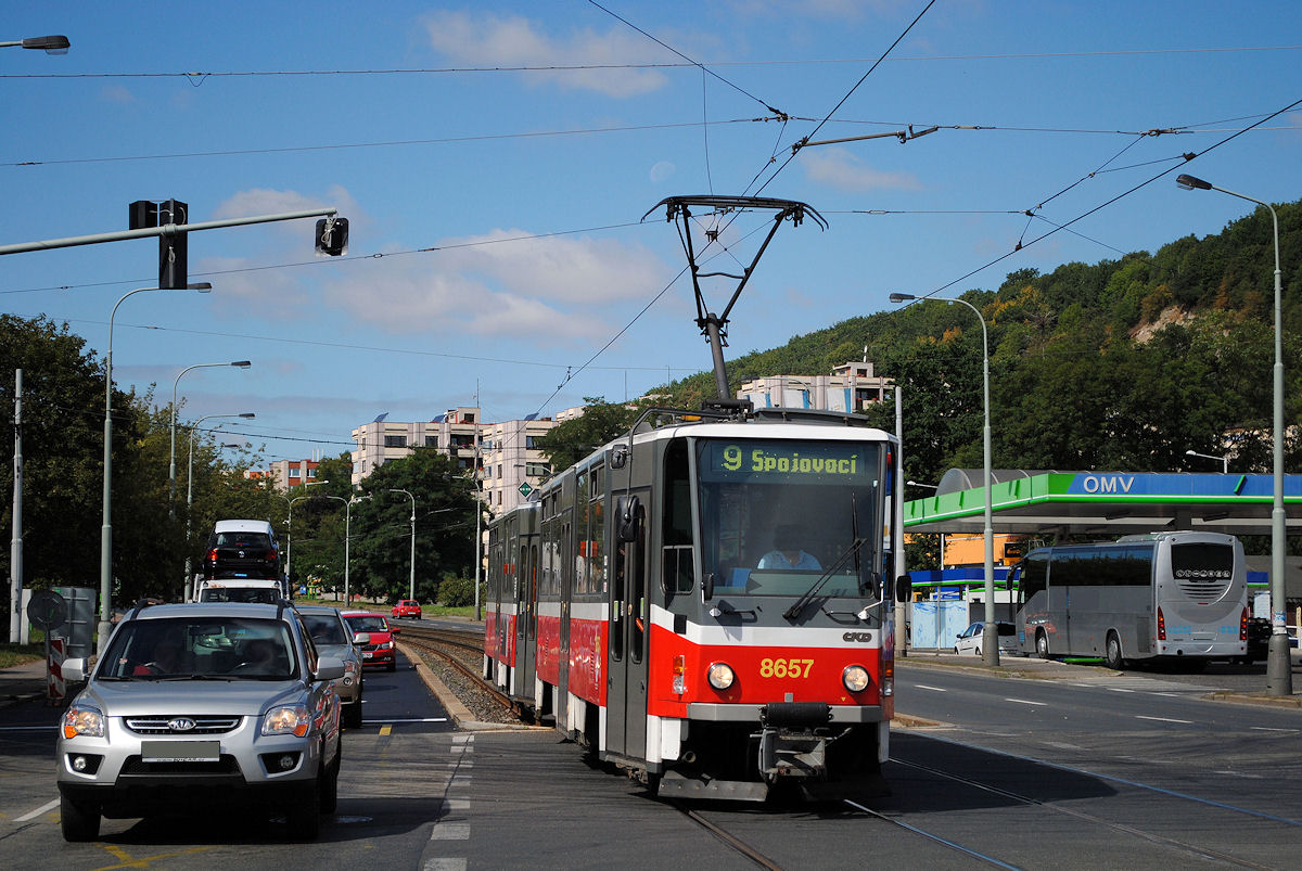 T6A5 8657 + 8658 in der Plzenska bei der Einfahrt in die Haltestelle Kotlarka. (23.08.2016)