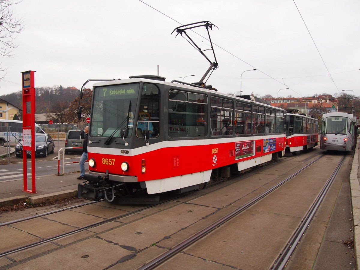 T6A5 8657 (Baujahre 1996) in der Haltestelle Na Knížecí am 13.11.2013.