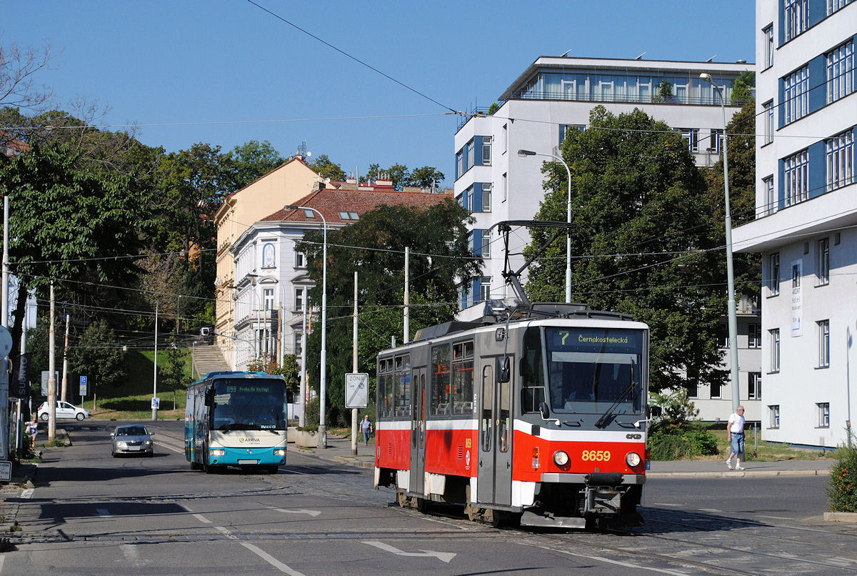 T6A5 8659 nähert sich der Haltestelle Na Knižeci, im Vordergrund erkennt man ein aufgelassenes Überstellgleis, das vom Bhf. Smichov in das ehemalige ČKD - Werk führte. (27.08.2016)