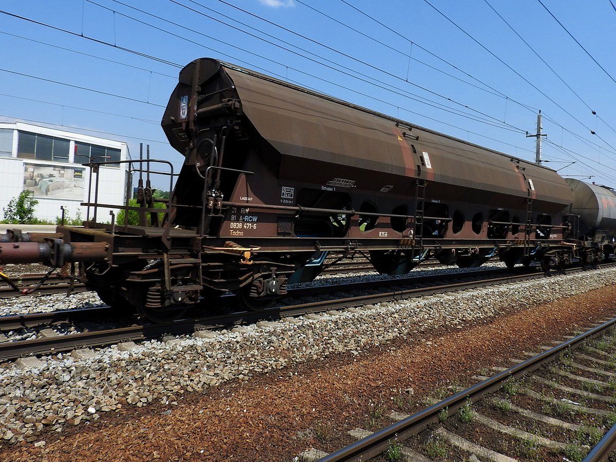 Tadns 31 81 0838 471-6, passiert in einem Güterzug eingereiht, den Bhf. Schwanenstadt; 180718