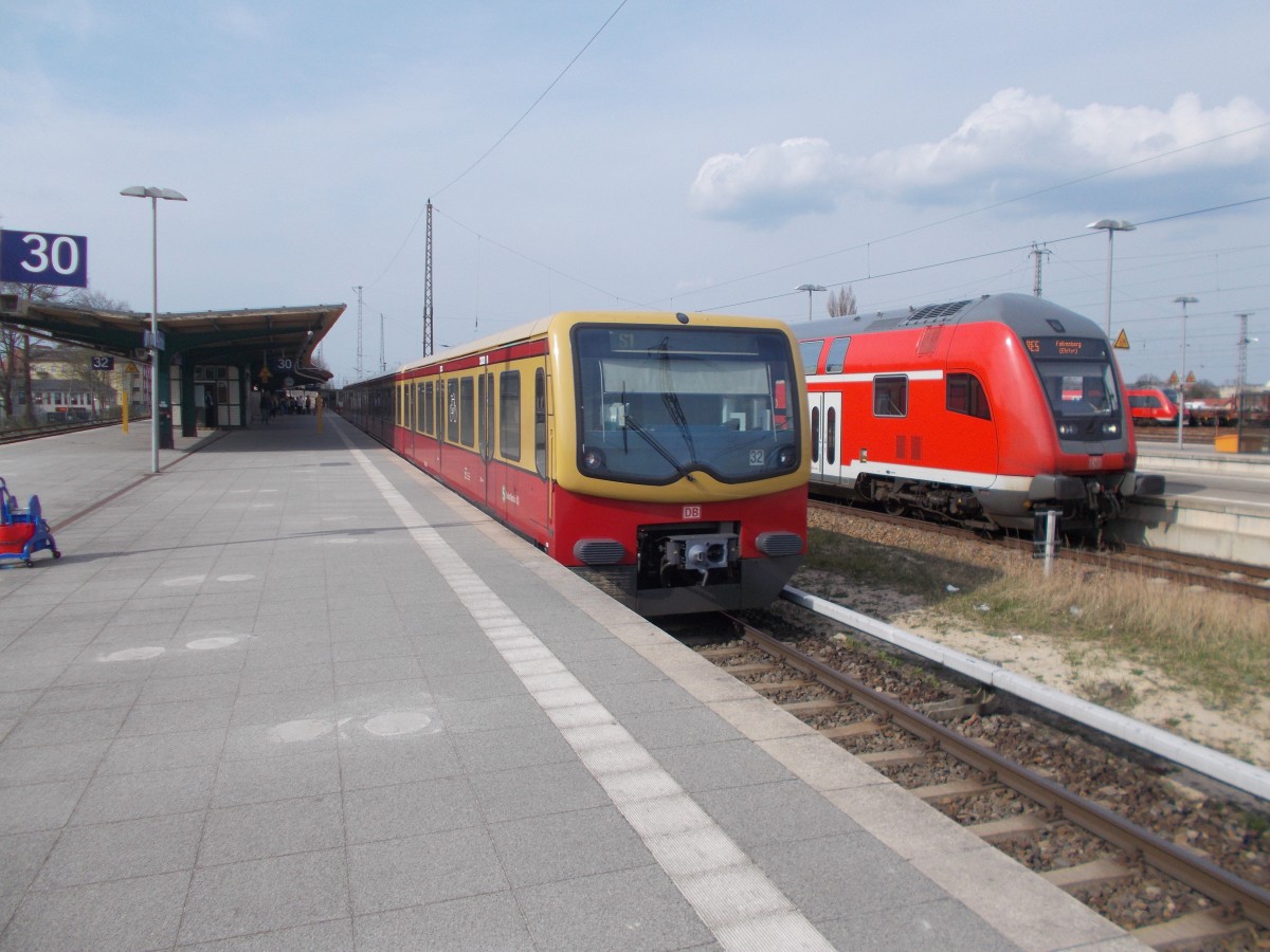 Täglicher Ablauf in Oranienburg:RE hält,S-Bahn wartet auf Anschluß.Aufgenommen am 11.April 2015.