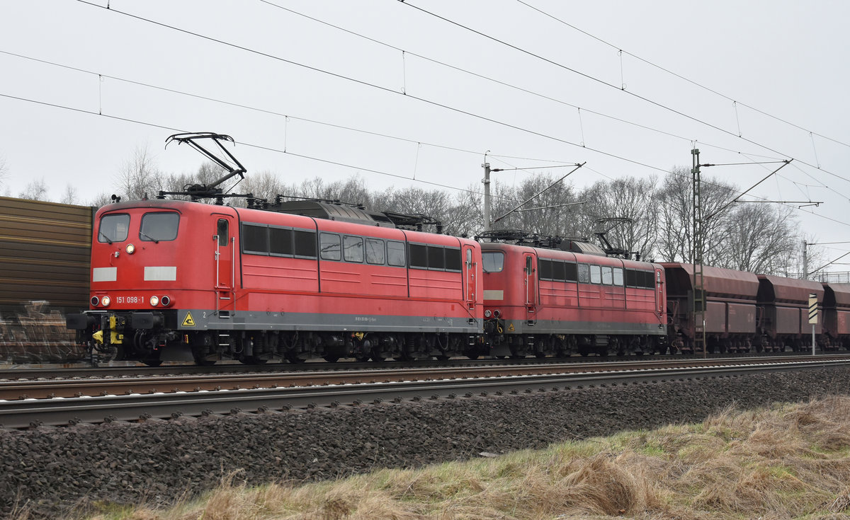 Täglicher Erzzug mit der 151 098-1 und 151 103-9 in Doppeltraktion kommend aus Hamburg. Höhe Bardowick 26.03.2018