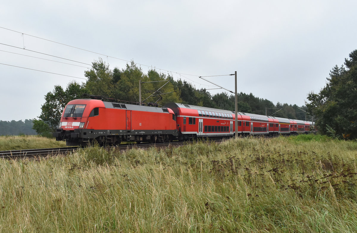 Täglicher RE1 kommend aus Schwerin mit der BR 182 019-0 in Front. Circa 3km östlich von Büchen 28.09.2017