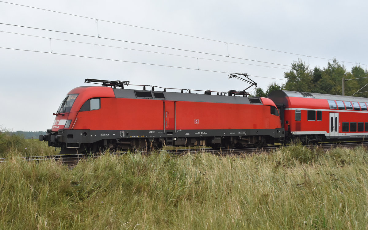Täglicher RE1 kommend aus Schwerin mit der schicken BR 182 019-0 in Front. Circa 3km östlich von Büchen 28.09.2017