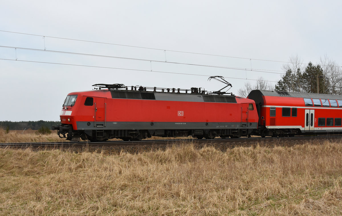 Täglicher RE1 unterwegs nach Büchen, in Front die 120 202-7. 09.04.2018, 3km östlich von Büchen.