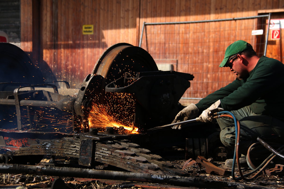 Tag 2 der  Entsorgung  des ehemaligen  Signalmeistereiwagens  am Bahnhof Deutschlandsberg . Der Bagger hat sein möglichstes getan  nun ist der Schneidbrenner an der Reihe ... 13.10.2016 