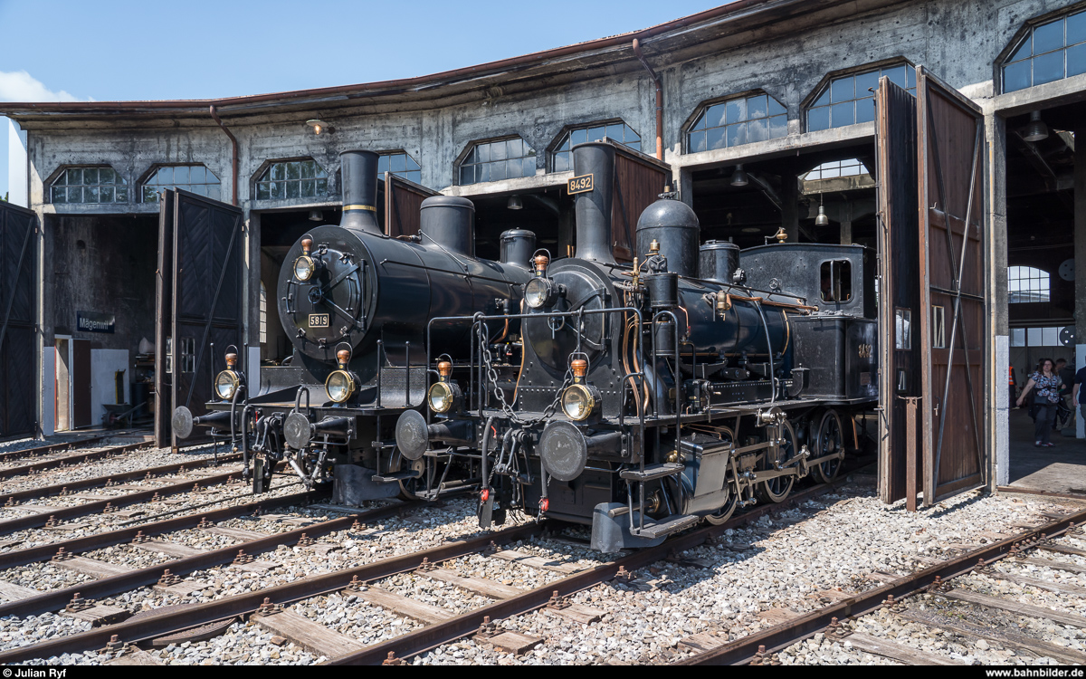 Tag der offenen Tore im Bahnpark Brugg am 25./26. Mai 2019.<br>
Gastlok E 3/3 8492  Perlen-Tiger  und Eb 3/5 5819  Habersack  am Sonntag vor dem Ringlokschuppen