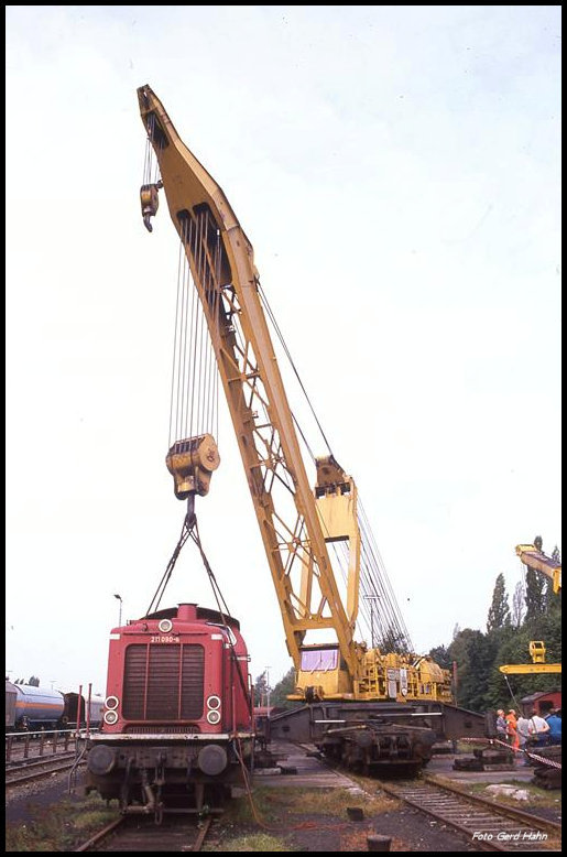 Tag der offenen Tür anläßlich 75 Jahre AW Bremen am 17.09.1989:
Schienenkran  Hannover  hebt 211090