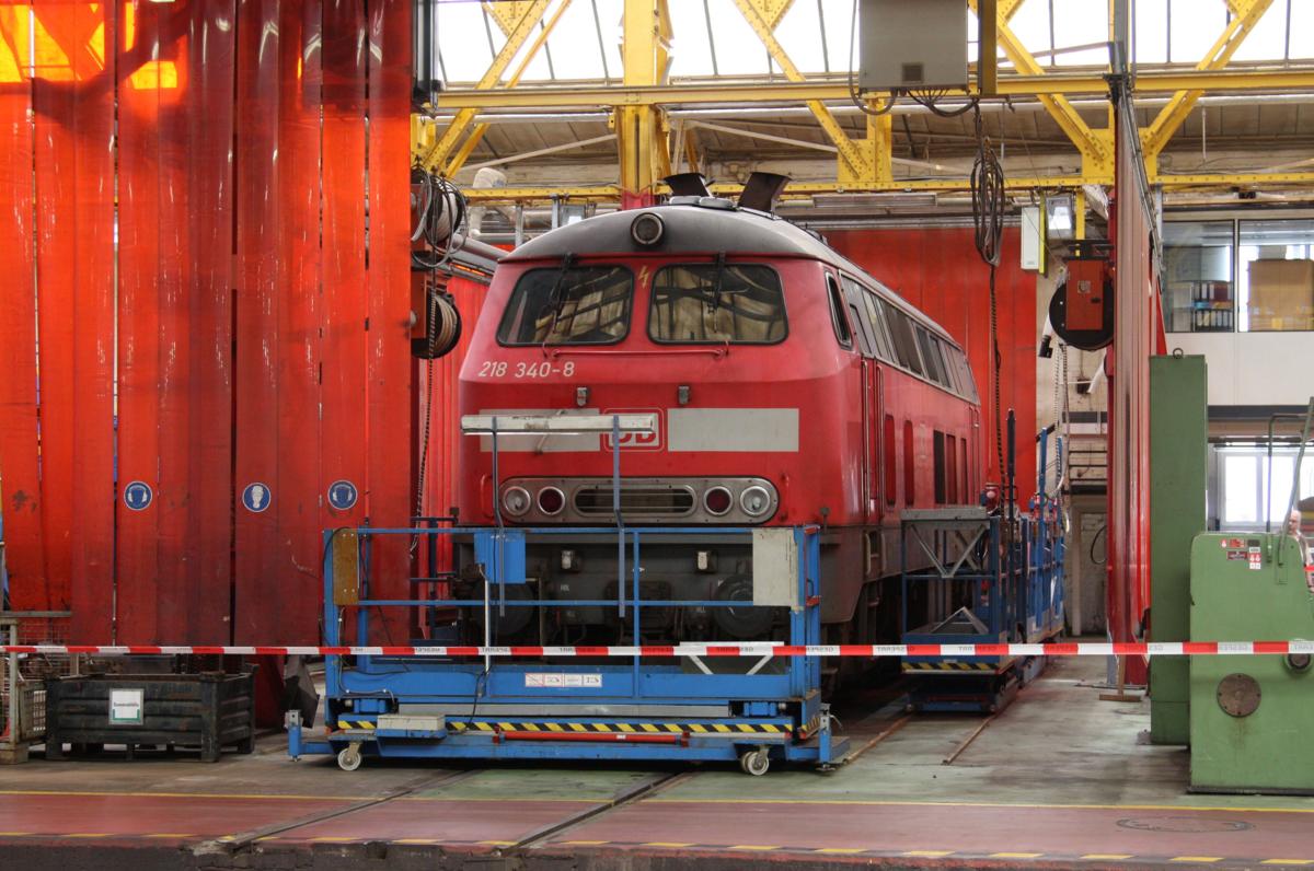Tag der offenen Tür im AW Bremen am 14.6.2014.
DB 218340-8 in der Arbeitshalle.
