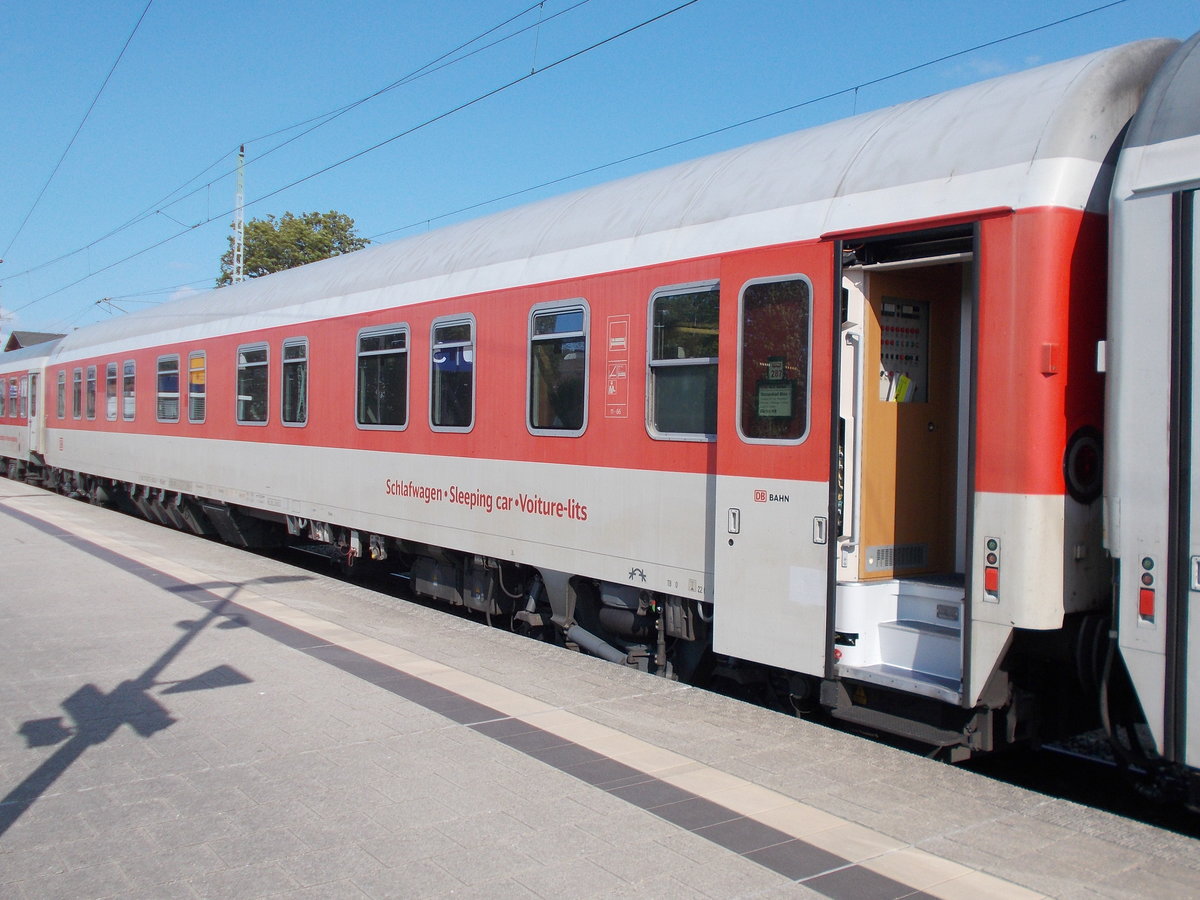 Tag der offnen Tür im Schlafwagen WLABmz 61 80 72-90 041-7,eingereiht im Nachtzug Binz-Zürich,am 14.Mai 2016,beim Halt in Bergen/Rügen.