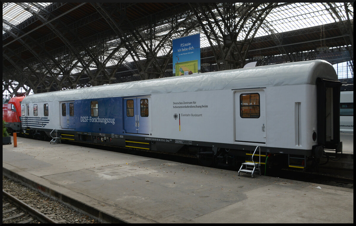 Tag der Schiene: DB Systemtechnik 182 506 mit DZSF-Forschungszug des Eisenbahn-Bundesamtes D-RADVE 56 80 90 94 010-3 Dmz am 19.09.2026 auf Gleis 16 in Leipzig Hbf.