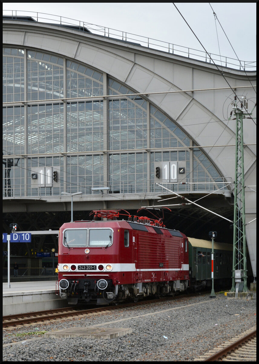 Tag der Schiene: WFL 243 201-1 mit dem GleisGl�ck-Sonderzug  Leipziger Stadtrundfahrten  am 19.09.2026 in Leipzig Hbf.