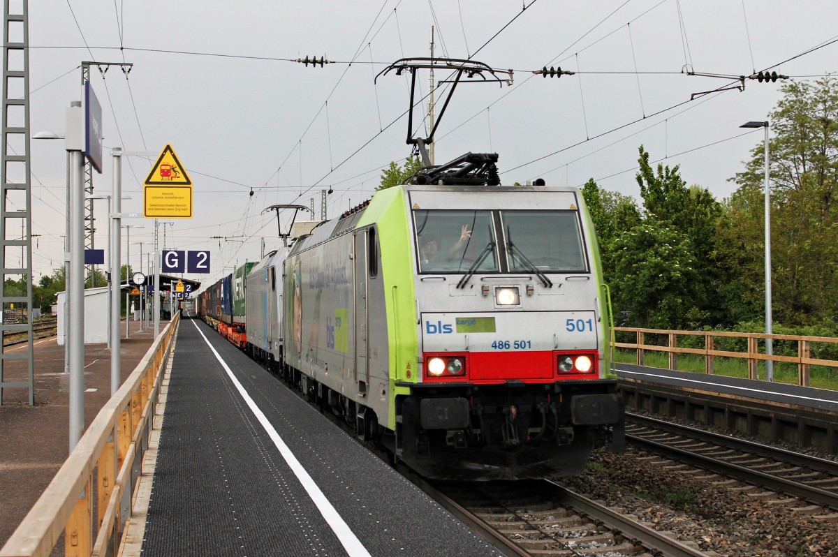 Tageshighlight vom 25.04.2014: Durchfahrt von Re 486 501 zusammen mit 186 251 und einem KLV aus den Niederlanden nach Italien in Müllheim (Baden).