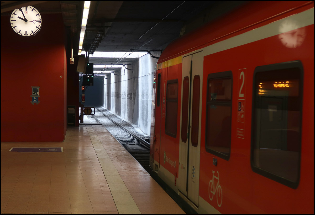 Tageslicht im S-Bahntunnel -

Die Bauarbeiten für Stuttgart 21 bedingen Öffnungen des S-Bahntunnels unter den zukünftigen Bahnsteigen des neuen Hauptbahnhofes. Hier werden die Treppenverbindungen von der S-Bahnstation zu den Fernbahnsteigen geschaffen, daher auch vier 'Löcher' in der Tunneldecke.

07.02.2018 (M)