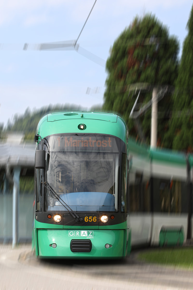 Tagtäglich flitzen Sie durch die Stadt und bringen unzählige Fahrgäste von A nach B 

Bombardier Flexity Outlook am 9.06.2018 in der Haltestelle UKH Graz 