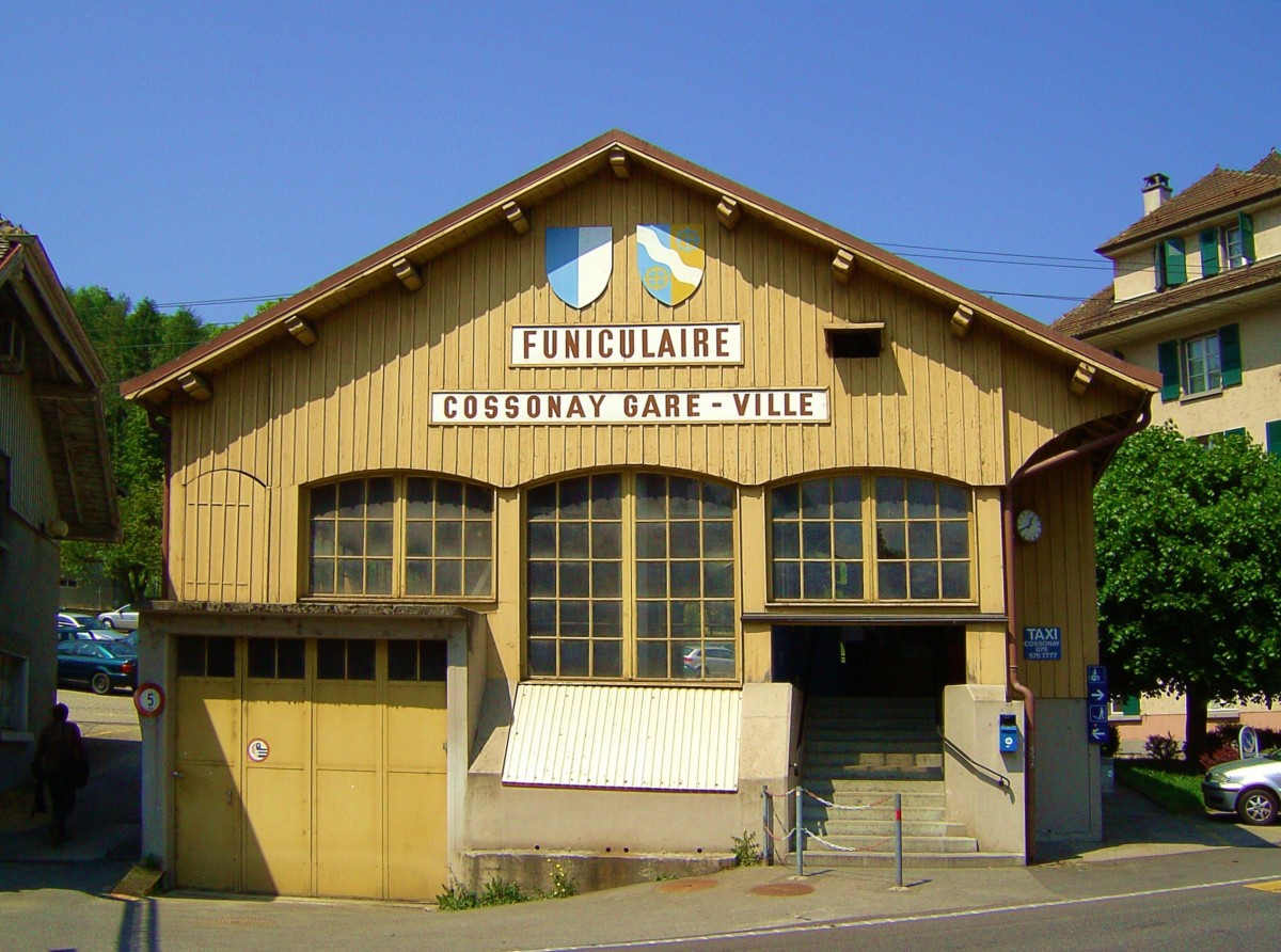 Tahlstation der Standseilbahn Cossonay Gare-Ville (CG). In den Jahren 2012-2014 hat man diese Standseilbahn modernisiert. Seit dem 10. Juni 2014 ist sie wieder in Betrieb. Die Station ist renoviert und heisst jetzt  Funiculaire Penthalaz-Cossonay . Eigentümer: MBC (Transports de la région Morges-Bière-Cossonay) - 04.05.2011
