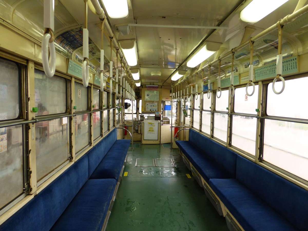 Takaoka Manyô-Linie, alte Wagen Serie 7070: Blick ins Innere des Wagens 7076. Der Fahrpreis wird beim Aussteigen in den Kasten neben dem Wagenführer geworfen, oder es wird eine Sichtkarte vorgezeigt. 25.Oktober 2013. 