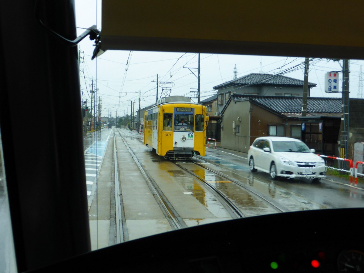 Takaoka Manyô-Linie, alte Wagen Serie 7070: Kreuzung mit dem Wagen 7071 in Shin Yoshihisa, 25.Oktober 2013. (aus dem Fahrgastraum eines Gegenkurses aufgenommen)
