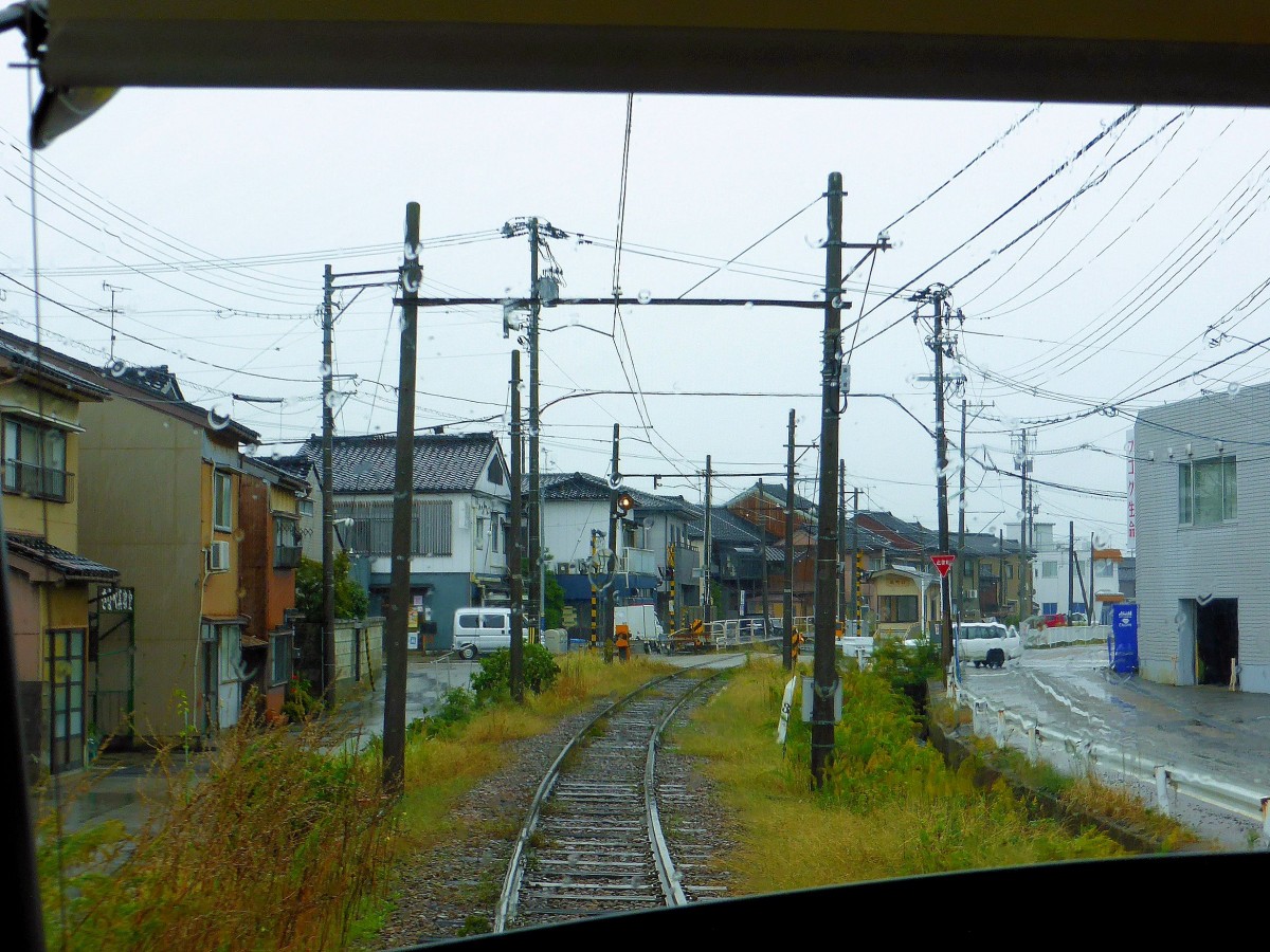 Takaoka Manyô-Linie, neue Wagen Serie 1000: In Wagen 1001 auf der früheren Strecke der Ueberlandbahn im Hafengebiet von Shinmachi-guchi, 25.Oktober 2013.  