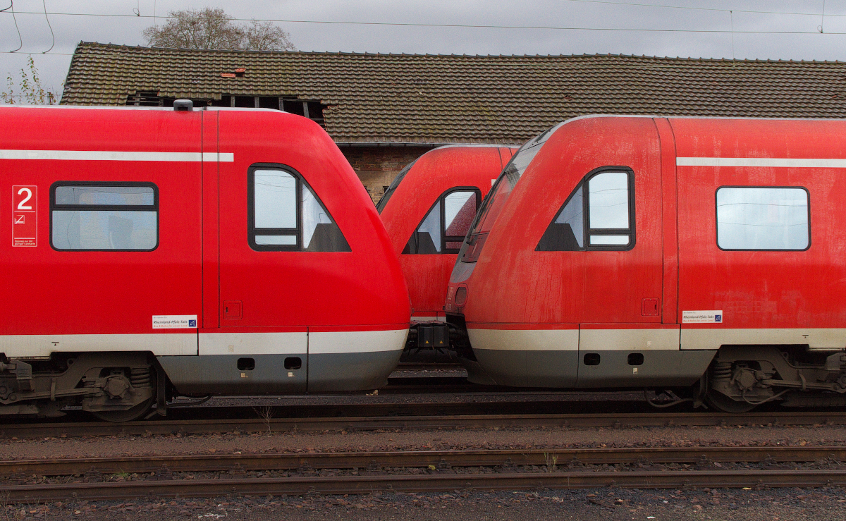 Taktlos......jedenfalls nicht mehr im Rheinland-Pfalz Takt eingesetzt sind diese Dieseltriebwagen der Baureihe 612. VLEXX heißt der neue Betreiber auf der Nahestrecke Saarbrücken - Bad Kreuznach - Mainz (Frankfurt Main). So wurden viele RegioSwinger arbeitslos. Einige wurden schon ins Allgäu überführt. Etwas mehr als 10 Exemplare (einige versteckt in der 2. Reihe) sind seit Fahrplanwechsel 14.12.2014 im Bahnhof Ensdorf Saar abgestellt. Angeblich sollen sie als VLEXX Ersatz zum Einsatz kommen. Aber wer soll sie dann auf die Schnelle fahren, mal sehen wie lange die Triebwagen in Ensdorf bleiben. In der Abstellung standen: 612 007, 612 005, 612 120, 612 142, 612 052, 612 006, 612 122, 612 053, 612 054, 612 125, 612 051 - 20.12.2014