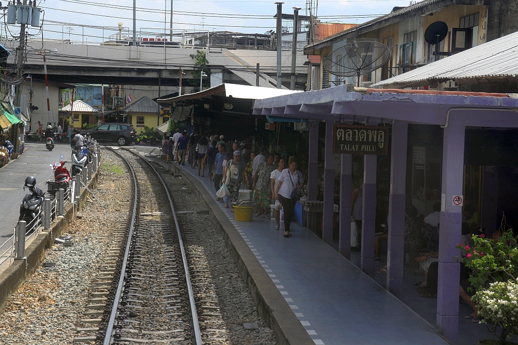Talad Phlu Station am 04.Juni 2018, aufgenommen vom letzten Wagen des ORD 4324 (Mahachai - Wongwian Yai).