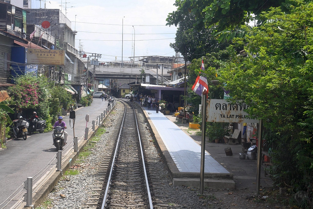 Talad Phlu Station am 04.Juni 2018, aufgenommen vom letzten Wagen des ORD 4324 (Mahachai - Wongwian Yai).