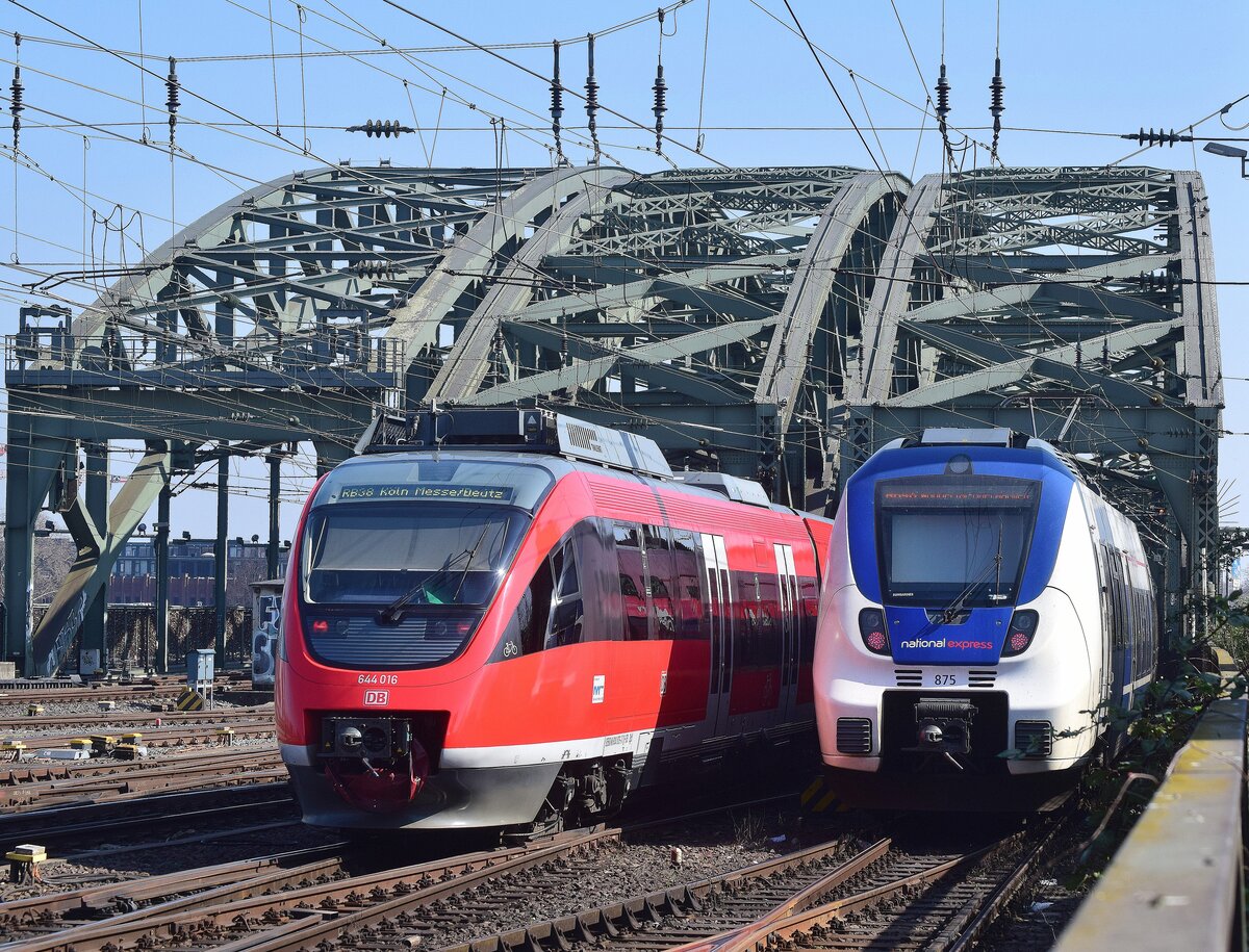 Talent 1 und sein Nachfolger Talent 2. 644 016 und NX 875 überqueren gemeinsam die Hohenzollernbrücke in Richtung Deutz.

Köln 23.03.2022