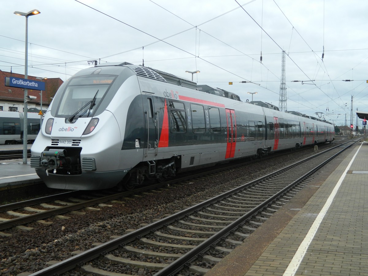 Talent 2 in Abellio-Lackierung. Die fünfteilige  Hamsterbacke  9442 305 wurde am 11.01.2016 im Bahnhof Großkorbetha gesehen. Das Fahrzeug ist seit Dezember 2015 im Netz Saale-Thüringen-Südharz im Einsatz.