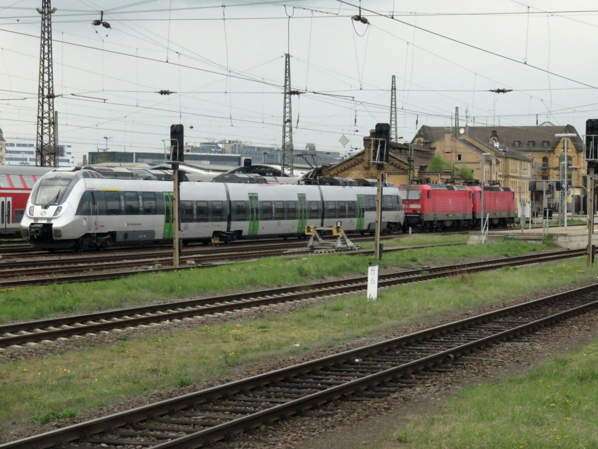 Talent 2 Triebwagen und abgestellte 143 im Bahnhof Halle (Saale) Hbf) am 26.04.2015