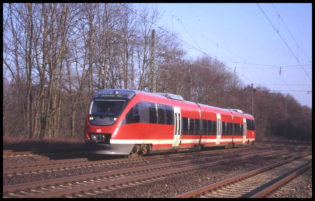 Talent 643102 auf Überführungsfahrt. Der Triebwagen fährt hier gerade am 5.3.2004 um 9.20 Uhr durch den Bahnhof Natrup-Hagen in Richtung Münster.
