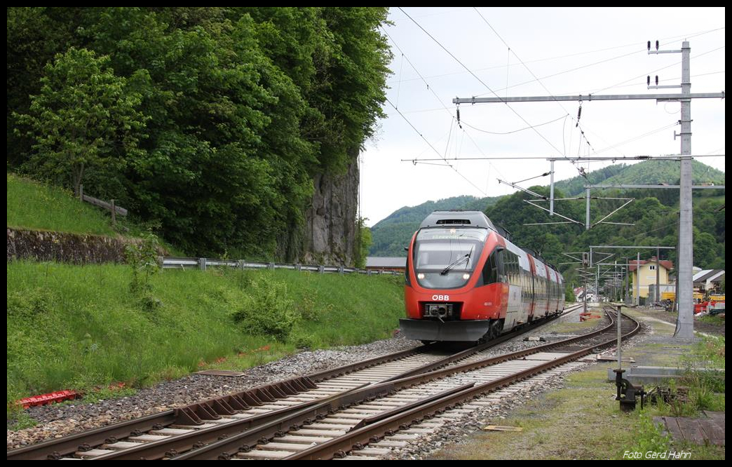 Talent Triebwagen 4024.017 fährt hier am 14.5.2017 um 9.17 Uhr planmäßig in Losenstein auf dem Weg nach Kleinreifling ab.