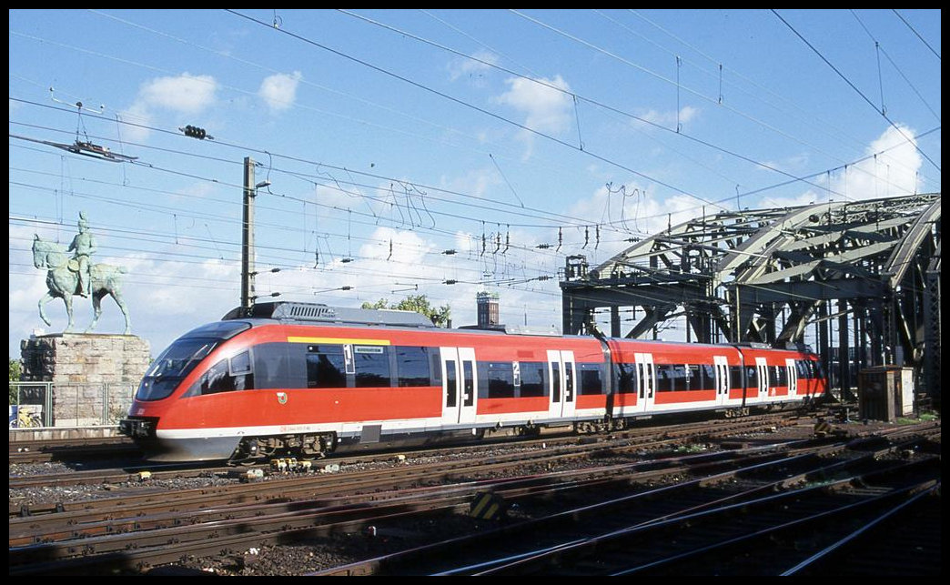 Talent Triebwagen 644560 verlässt hier am 26.2.2002 um 13.20 Uhr die Hohenzollernbrücke und fährt in den HBF Köln ein.